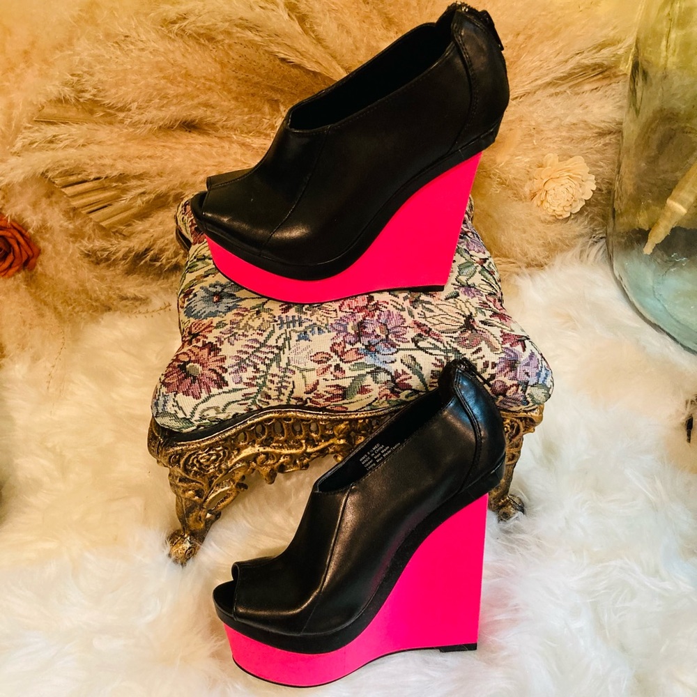 Women’s size 6 1/2 Rock & Republic wedge new without box